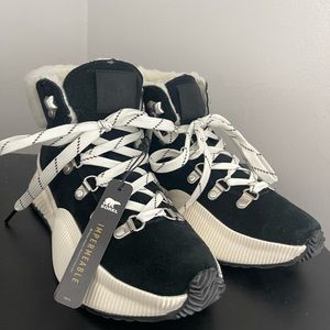 Sorel Women's 6.5 Out N About III Conquest Boots (Black, White) NL4434